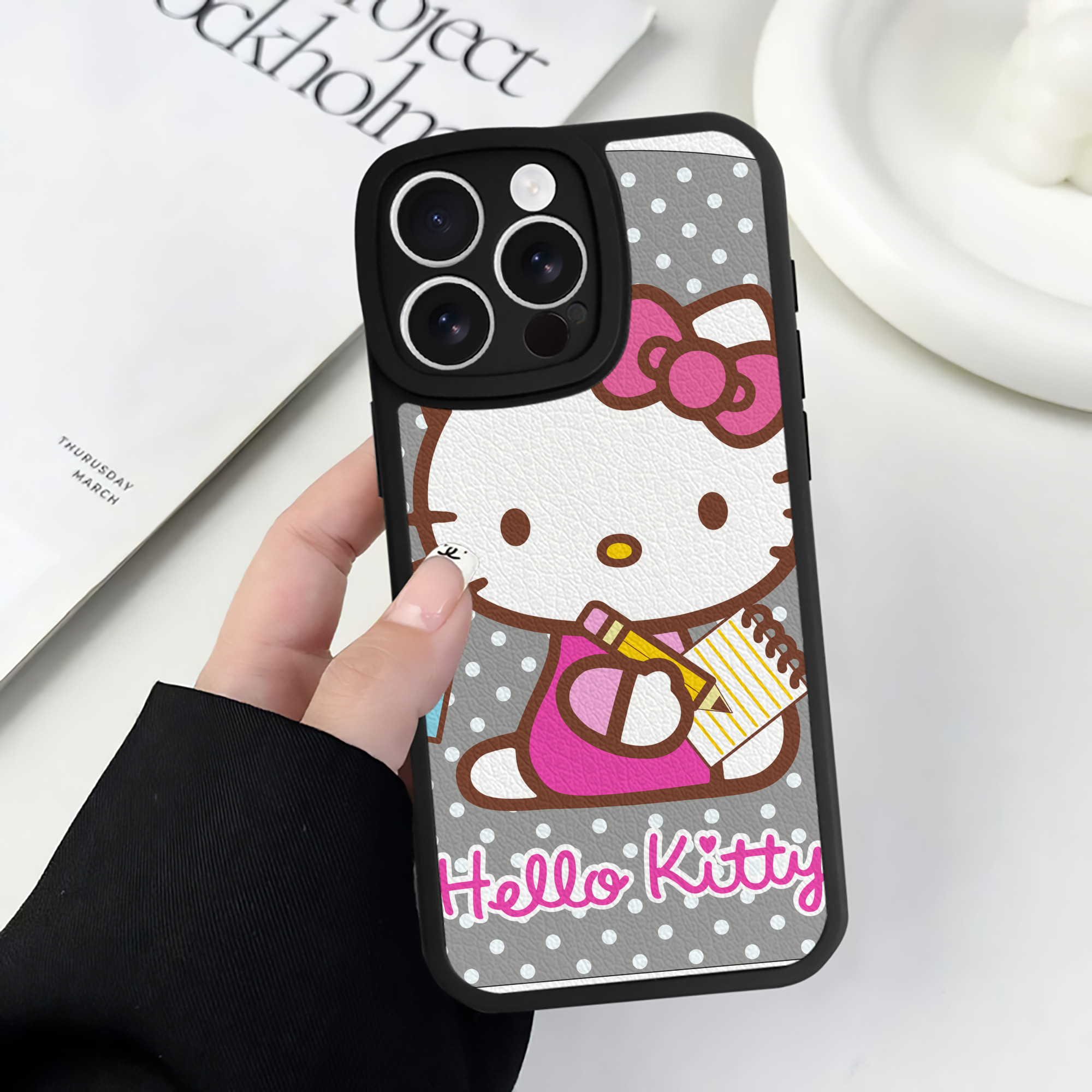 （画像用） Hello Kitty ハローキティ 【iPhone 16シリーズ対応】シリコンスマホケース（レザー調） 材質：シリコン